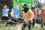 รณรงค์ทำความสะอาดบริเวณหมู่บ้านเทศบาลเฉลิมพระเกียรติครองราชย