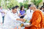 ทำบุญตักบาตรข้าวสารอาหารแห้ง เพื่อถวายเป็นพระราชกุศล เนื่องใ