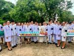 ร่วมพิธีทำบุญตักบาตรข้าวสารอาหารแห้งเนื่องในโอกาสวันเฉลิมพระ